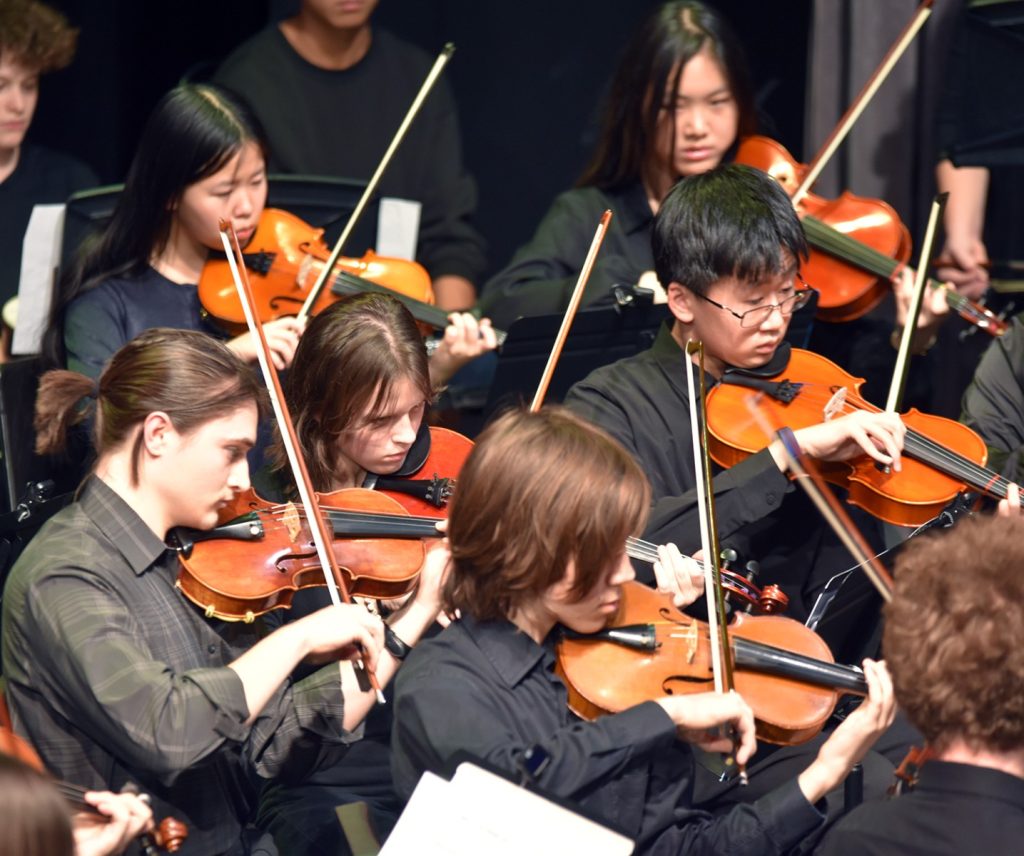 niños tocando el violín 