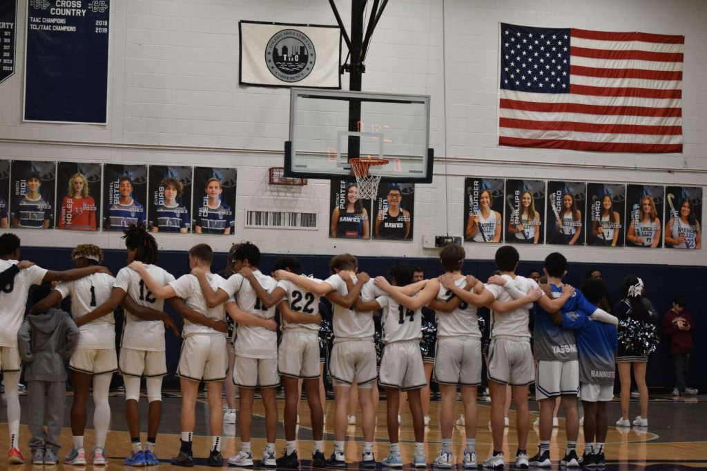 estudiantes de maumee valley en el gimnasio varsity