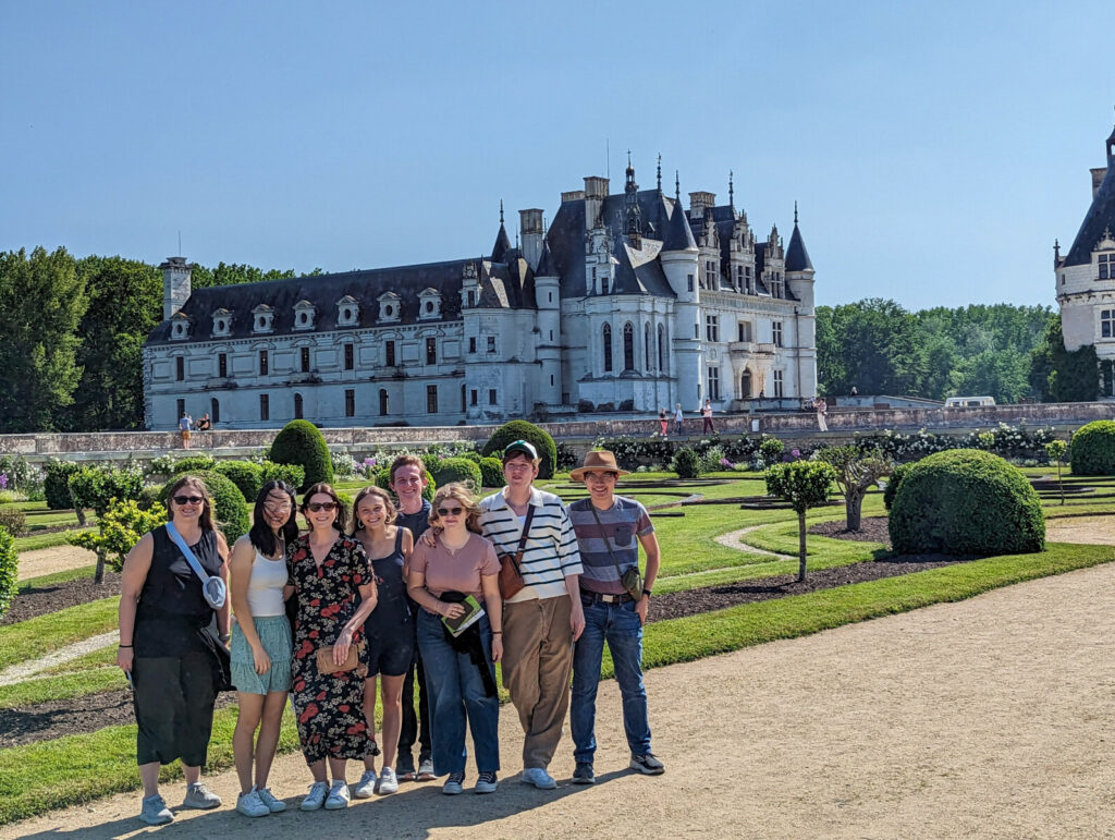 estudiantes con profesores en parís