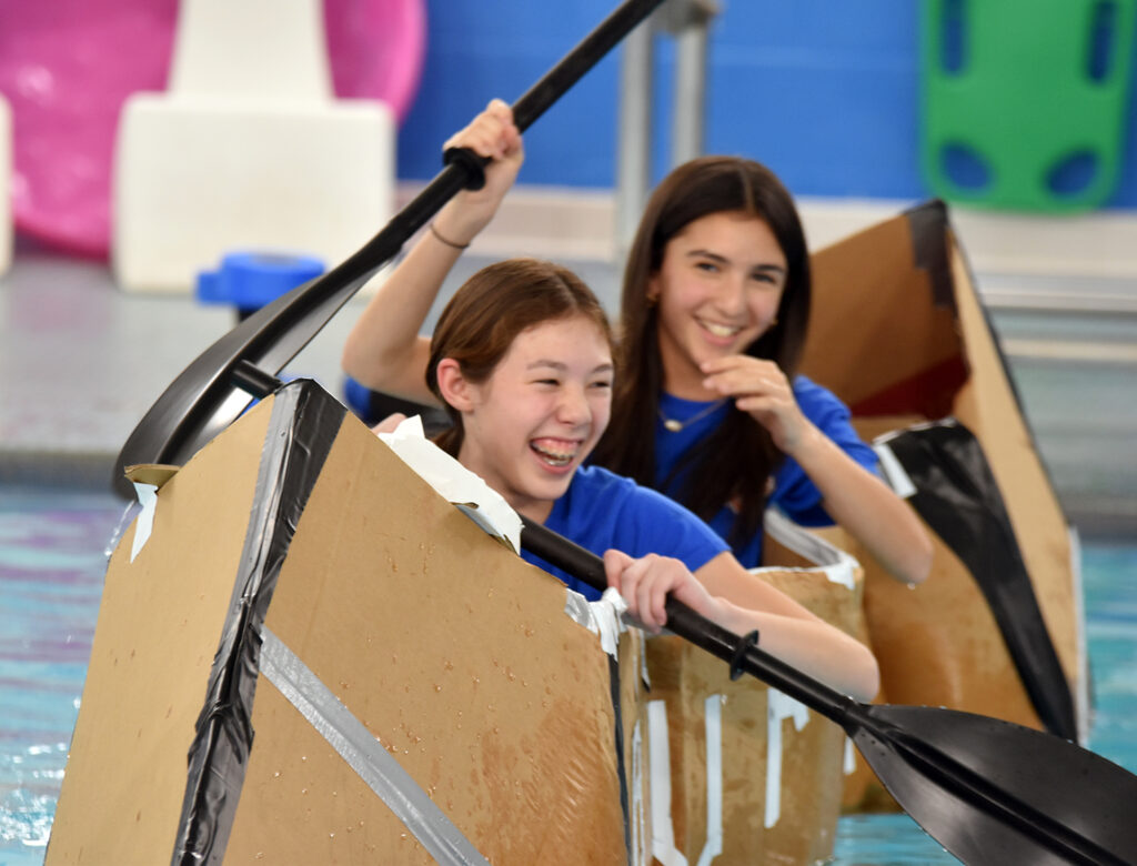 étudiants dans un canoë en papier