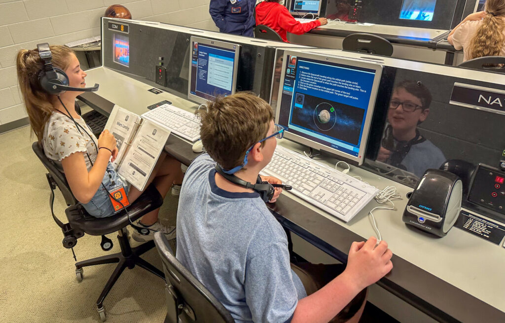 étudiants dans l'installation de la nasa