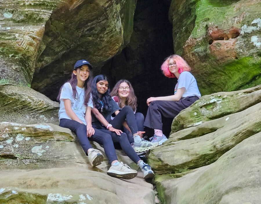 étudiants dans une grotte obscure