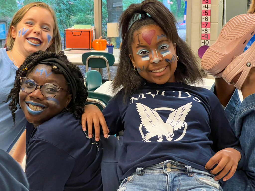 3 élèves filles dans la classe