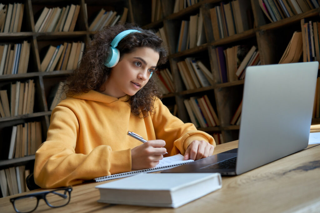 estudiante en portátil con auriculares