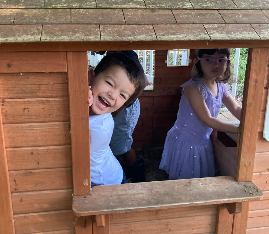 enfants jouant dans une maison de jeux