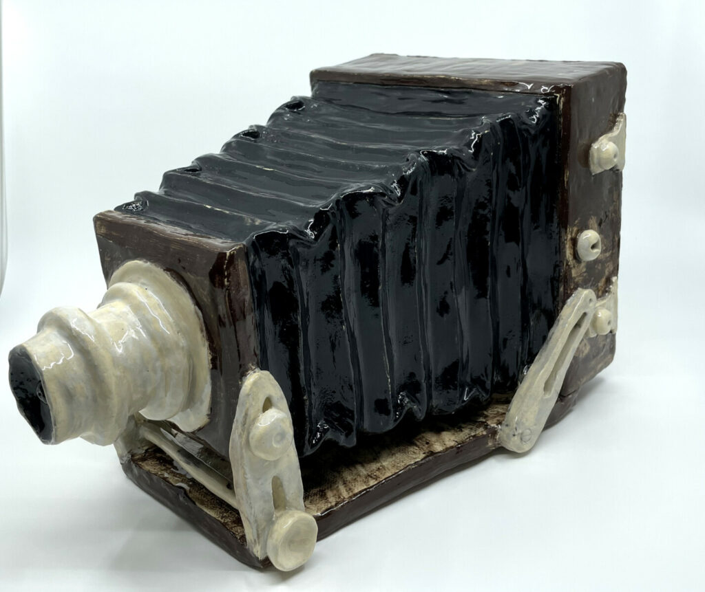 Hannah Batista '26 : "Deardorff 5x7" (céramique)