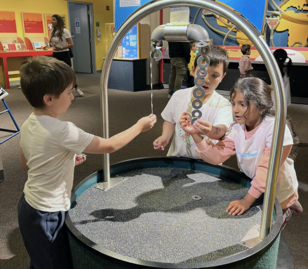 Studenten am abstrakten Wasserbrunnen