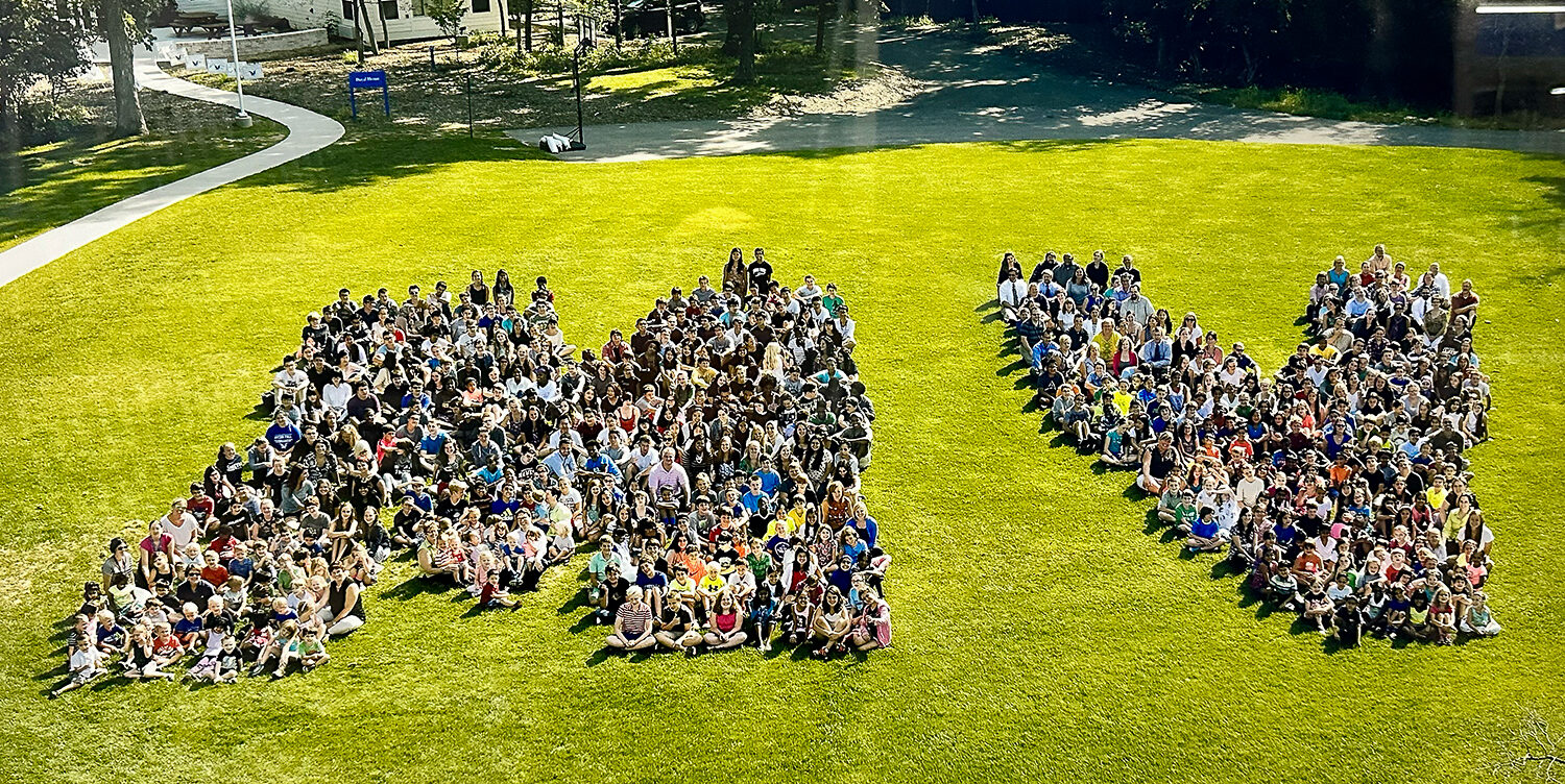 Studenten sitzen im Gras in Form von MV