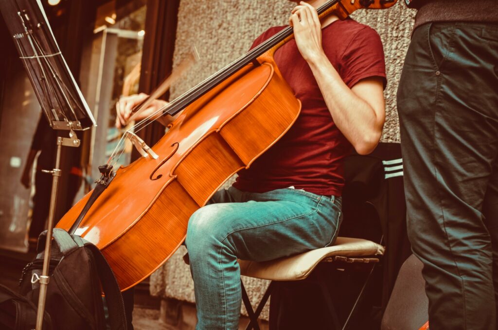 estudiante tocando el violín