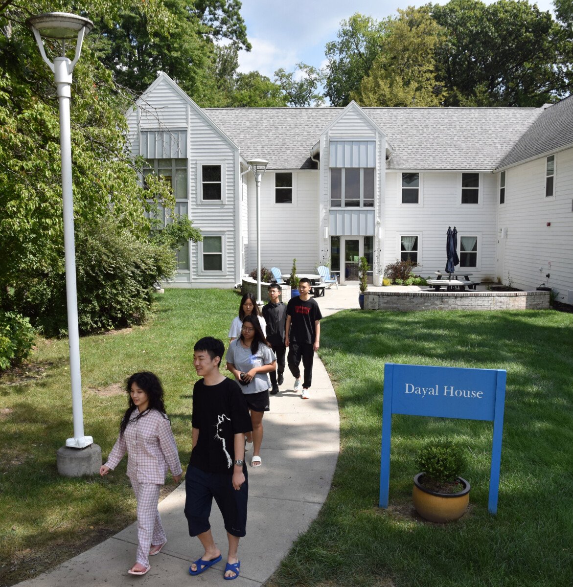 Studenten, die auf dem Bürgersteig des Maumee Valley Campus gehen