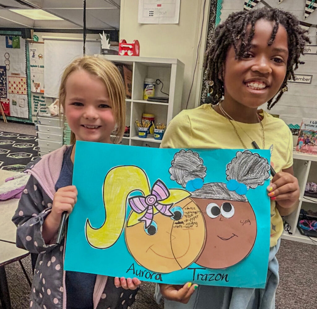 2 estudiantes con obras de arte