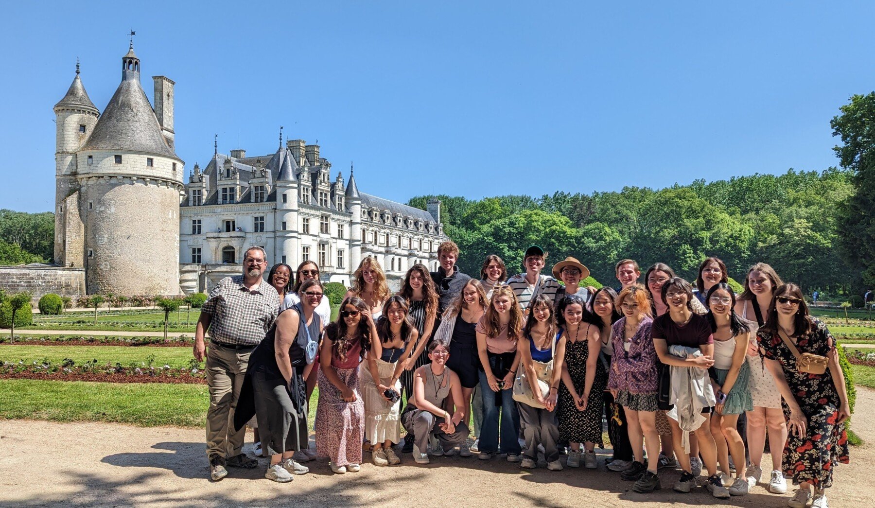 foto de grupo de estudiantes frente al castillo