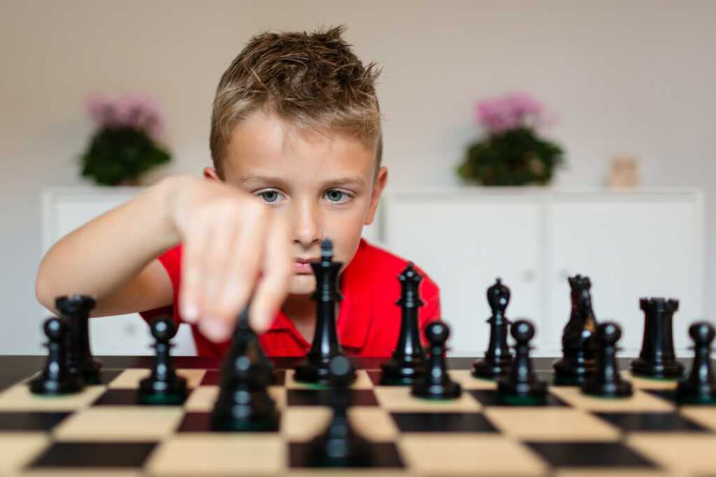 Schüler spielt nach der Schule Schach